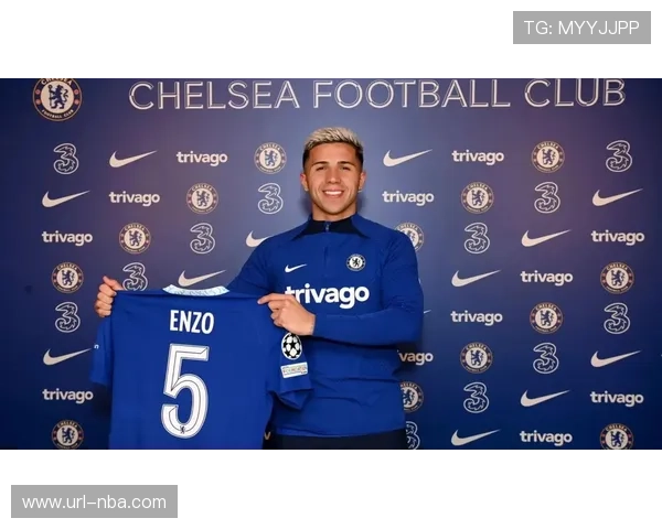 特写：恩佐锁定胜局后指向队徽，切尔西客场球迷高歌